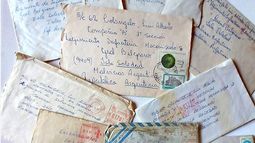 Algunas de las cartas de los ex combatientes de la Guerra de Malvinas que usaron los alumnos para recrearla.