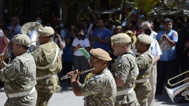 La peatonal, los soldados del RIM 22 y una emocionante intervención artística en honor a Malvinas