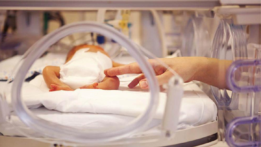 El bebé que sobrevivió al choque fatal está empeorando y su estado es crítico