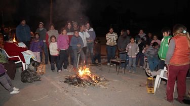 Mujeres y niños reclaman viviendas en la curva de los tontos