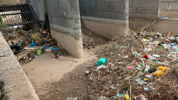 La increíble cantidad de basura que la gente tira a los canales y se acumula en zonas críticas, es considerada un grave problema por las autoridades.