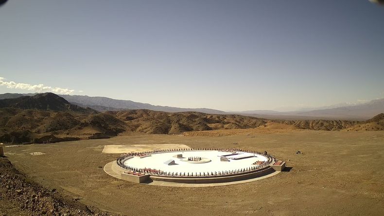 La base del radio telescopio ya está terminada y espera para la colocación del aparato que vendrá en marzo en partes, desde China, en medio de un operativo inédito. 