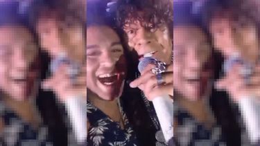 Subió al escenario en menos de 3 segundos, besó y cantó con La Mona Jiménez: Gracias por venir a San Juan, sos el uno