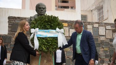 El vicegobernador Fabián Martín y la ministra Palma colocan la corona de homenaje a Domingo Faustino Sarmiento.