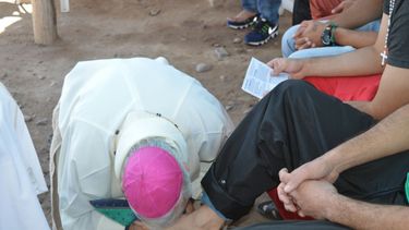 Mirá las imágenes de Monseñor Lozano lavando los pies de los internos del Penal