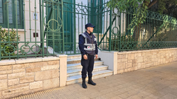 Policía controlando el ingreso en una escuela de San Juan. Policía controlando el ingreso en una escuela de San Juan.