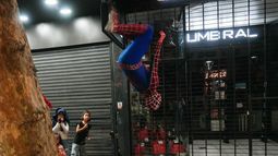 El Spiderman de la Vía Blanca: el héroe inesperado que se robó los flashes con una tremenda pirueta El Spiderman de la Vía Blanca: el héroe inesperado que se robó los flashes con una tremenda pirueta