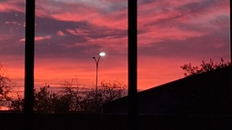 El cielo sanjuanino amaneció de color rosa este jueves. El cielo sanjuanino amaneció de color rosa este jueves.