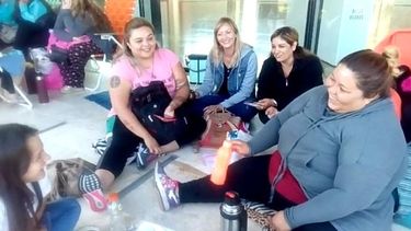 Video: las fanáticas de Carlos Rivera cantan y palpitan su llegada a San Juan