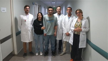 El joven sanjuanino junto al equipo médico que logró extirparle el raro tumor que había sido hallado en su cabeza.