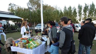 Más de 80 emprendedores se reúnen en una feria en medio de las montañas y los viñedos