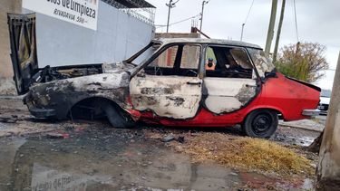 “¡Me va a matar mi viejo!”: el impresionante video de un auto en llamas en pleno Rawson