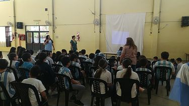 El salón de usos múltiples sirvió de pequeño estadio para que los chicos y chicas vean el partido.&nbsp;