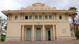 La escuela Normal de Jáchal muestra dos caras actualmente: la de las bellas construcciones con importante valor histórico y la de las roturas que se extienden por sus muros.