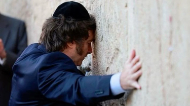 Javier Milei, en el muro de los lamentos.