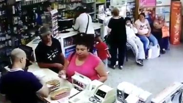 Indignante: frente a su hijo, le robó la cartera a una mujer mayor Indignante: frente a su hijo, le robó la cartera a una mujer mayor