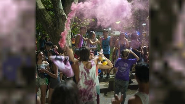 Los alumnos sanjuaninos celebraron su UPD y el operativo policial que se implementó para la ocasión terminó con 7 clausuras, pero sin accidentes. Imagen ilustrativa.