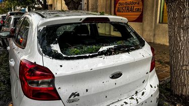 Granizo furioso en San Juan: cuánto cuesta sacar abollones de un auto y cambiar el parabrisas