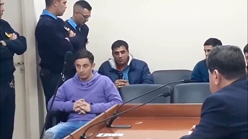 Pablo Ezequiel Pérez (con el micrófono en mano), el otro señalado de ser uno de los asaltantes. Pablo Ezequiel Pérez (con el micrófono en mano), el otro señalado de ser uno de los asaltantes.