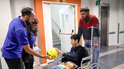 Capital entregó juguetes donados durante una Masterclass a pacientes del Hospital Rawson.