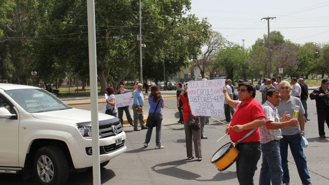 Ex suboficiales cortaron Av. Libertador en reclamo de deudas atrasadas