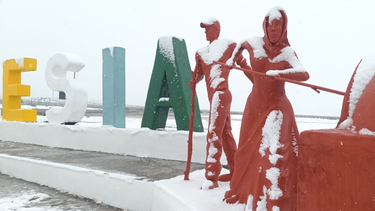 Las enormes esculturas fueron colocadas la semana pasada en lo alto de El Colorado para dar la vivienda a Iglesia.