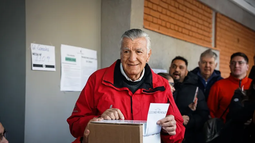 José Luis Gioja se despidió de cargos públicos en 2023 cuando quiso volver a ser gobernador. Le ganó al candidato de Sergio Uñac pero no le alcanzó para derrotar a Marcelo Orrego. José Luis Gioja se despidió de cargos públicos en 2023 cuando quiso volver a ser gobernador. Le ganó al candidato de Sergio Uñac pero no le alcanzó para derrotar a Marcelo Orrego.