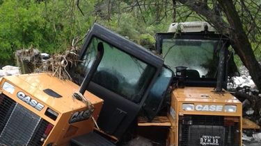 Valle Fértil: la crecida se llevó y destrozó un camión y tres máquinas pesadas