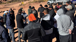 El corte en la zona de Laguna Brava impidió el paso de camiones y personal hacia el campamento minero Vicuña. (Fotos: Minería y Desarrollo). El corte en la zona de Laguna Brava impidió el paso de camiones y personal hacia el campamento minero Vicuña. (Fotos: Minería y Desarrollo).