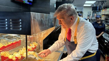 La insólita estrategia de campaña, Donald Trump sorprendió en un local de comida rápida