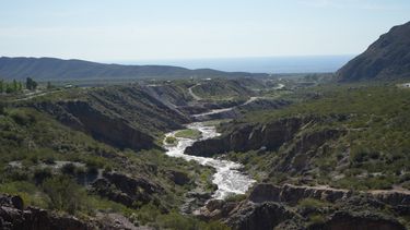 Un paraíso con 7 cascaditas, senderos increíbles y vinos únicos, a una hora y monedas de la Plaza 25