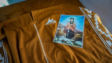 El poncho milagroso del Cura Brochero que guarda la Policía en su Museo y lleva a las casas de los sanjuaninos que más lo necesitan.