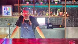 Diego Mingorance, tras la barra chilena en la que comparte su talento como bartender.