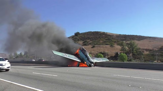 Tragedia en Italia: una avioneta cayó en una autopista y dos personas murieron