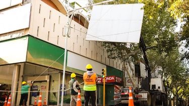 Capital sacó distintos carteles peligrosos y añejos del microcentro sanjuanino