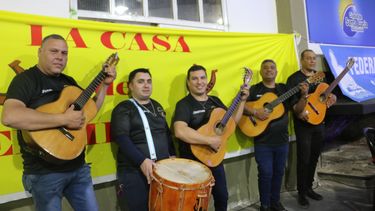 Los integrantes de Descendencia, en la previa de su presentación en el aniversario de la agrupación El Gaucho de mi Viejo.