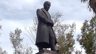 El misterio que rodea a una estatua de una famosa plaza de San Juan