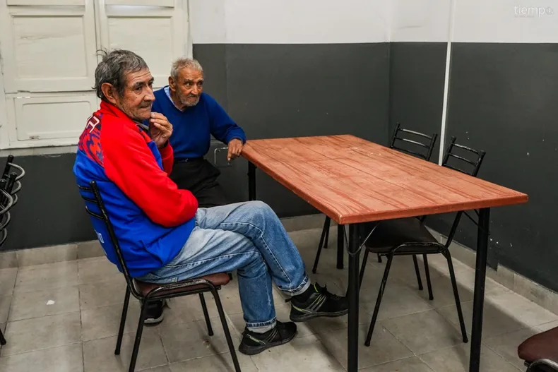Dos hermanos de Angaco que son adultos mayores y perdieron su casa, son los únicos residentes que permanecen todo el día en el lugar.