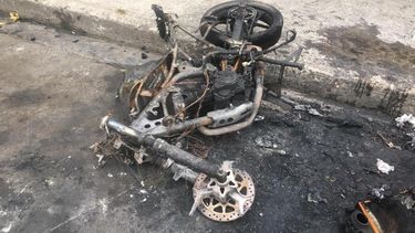 Chocó con su moto, se cayó y encima se le prendió fuego