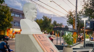 Inauguraron el busto de Gabriela Mistral en un renovado paseo de Santa Lucía