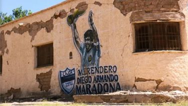 El mural del 10 en Pocito se hizo viral en el país y la mano de Dios llegó al merendero