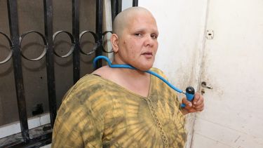 Mujer encadenada: un ex juez, un abogado y una oficial de justicia acusados de estafa