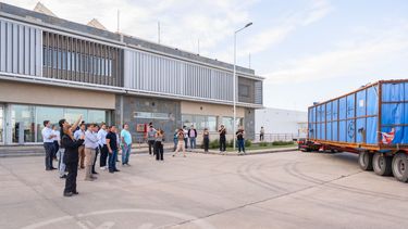 Así fue el impresionante operativo para traer la laminadora al EPSE: facilitará la fabricación de paneles solares Así fue el impresionante operativo para traer la laminadora al EPSE: facilitará la fabricación de paneles solares