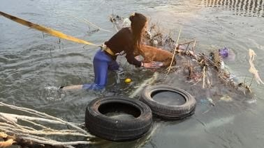 Una joven y su padre salvaron a una perrita que había quedado a la deriva en medio de un canal de 9 de Julio.