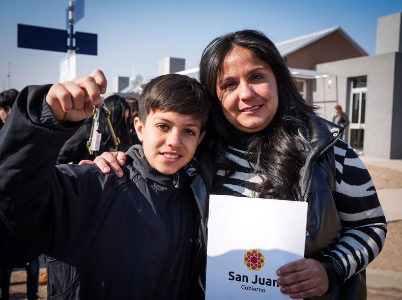 Daiana junto a su hijo, después de recibir las llaves de su casa.