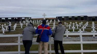 Uñac y los exsoldados en Malvinas homenajearon juntos a los caídos