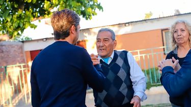 El intendente Baistrocchi saluda a los vecinos del Barrio Uruguay.