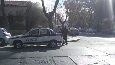 Extraño incendio de un árbol alarmó a los vecinos en pleno centro