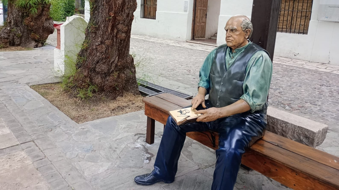 Con una farola y un libro nuevo, la escultura de Sarmiento volvió a la vereda del Museo tras la restauración.