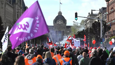La Corte convalidó la reforma previsional de Macron, y arde Francia